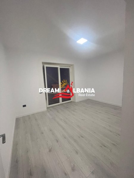 Tirane, jepet me qera zyre Kati 1, 105 m² 1.000 € (Ne rrugen Myslym Shyri)