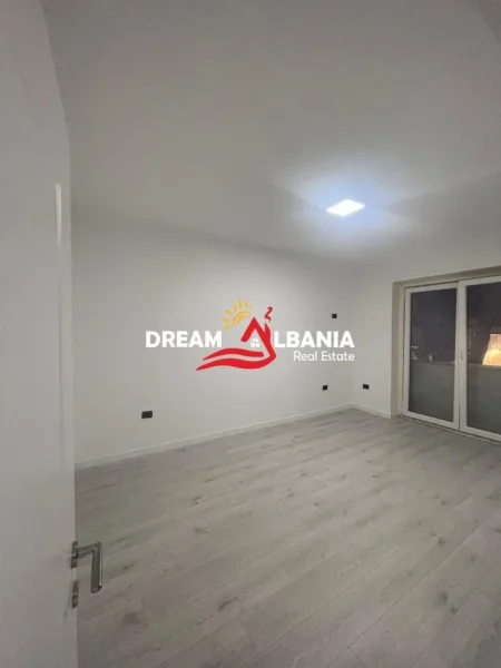 Tirane, jepet me qera zyre Kati 1, 105 m² 1.000 € (Ne rrugen Myslym Shyri)