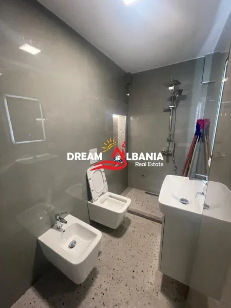 Tirane, jepet me qera zyre Kati 1, 105 m² 1.000 € (Ne rrugen Myslym Shyri)