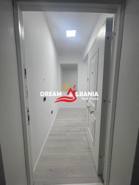 Tirane, jepet me qera zyre Kati 1, 105 m² 1.000 € (Ne rrugen Myslym Shyri)