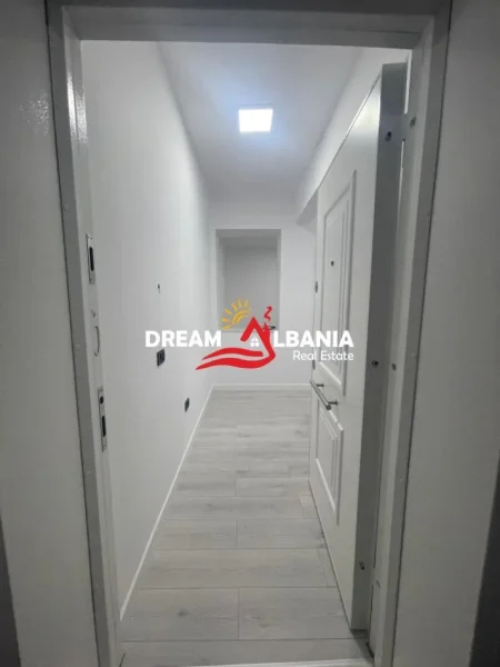 Tirane, jepet me qera zyre Kati 1, 105 m² 1.000 € (Ne rrugen Myslym Shyri)