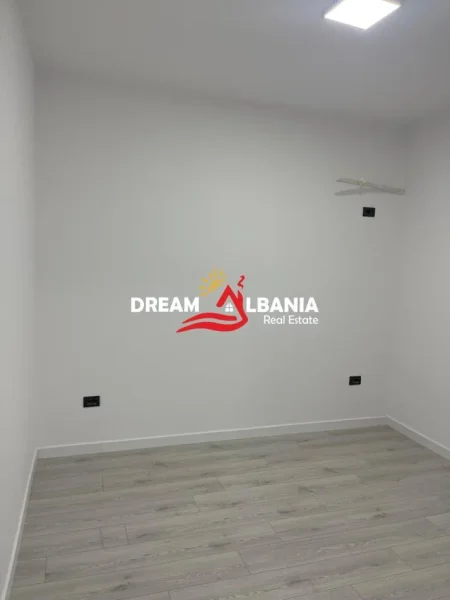 Tirane, jepet me qera zyre Kati 1, 105 m² 1.000 € (Ne rrugen Myslym Shyri)