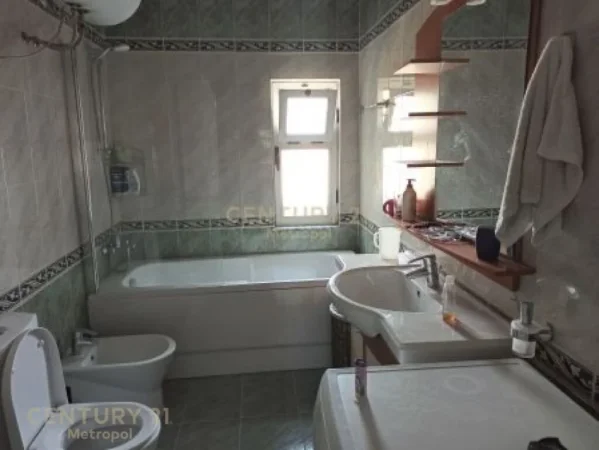 Tirane, jepet me qera apartament 2+1+Aneks+Ballkon Kati 9, 100 m² 750 € (Blloku)