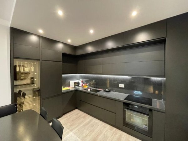 Tirane, jepet me qera apartament 2+1 Kati 4, 92 m² 700 € (porcelan)