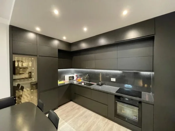 Tirane, jepet me qera apartament 2+1 Kati 4, 92 m² 700 € (porcelan)