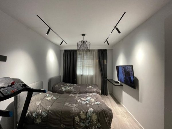Tirane, jepet me qera apartament 2+1 Kati 4, 92 m² 700 € (porcelan)