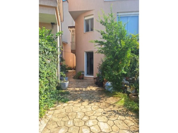 Tirane, jepet me qera Vile 2 Katshe Kati 2, 280 m² 2.000 € (Ambasada Amerikane)