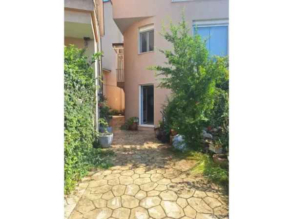 Tirane, jepet me qera Vile 2 Katshe Kati 2, 280 m² 2.000 € (Ambasada Amerikane)