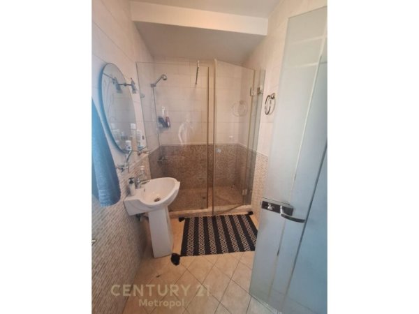 Tirane, jepet me qera Vile 2 Katshe Kati 2, 280 m² 2.000 € (Ambasada Amerikane)
