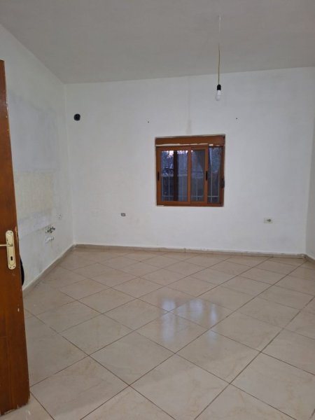 Tirane, jepet me qera apartament 3+1 Kati 1, 120 m² 350 € (Kamez)
