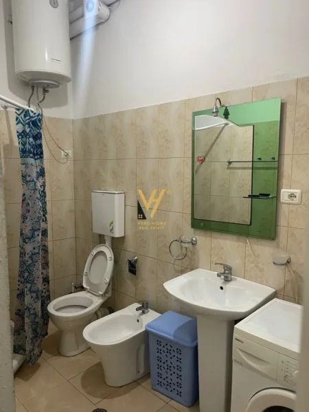 Tirane, jepet me qera apartament 1+1+Ballkon Kati 1, 62 m² 500 € (QENDER)