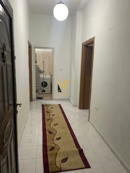 Tirane, jepet me qera apartament 1+1+Ballkon Kati 1, 62 m² 500 € (QENDER)