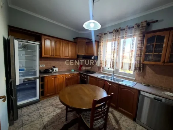 Tirane, jepet me qera apartament 3+1+Aneks+Ballkon Kati 2, 130 m² 900 € (TREGU ELEKTRIK)