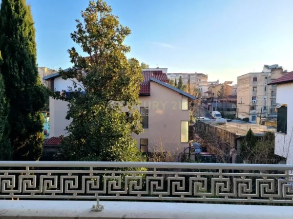 Tirane, jepet me qera apartament 3+1+Aneks+Ballkon Kati 2, 130 m² 900 € (TREGU ELEKTRIK)