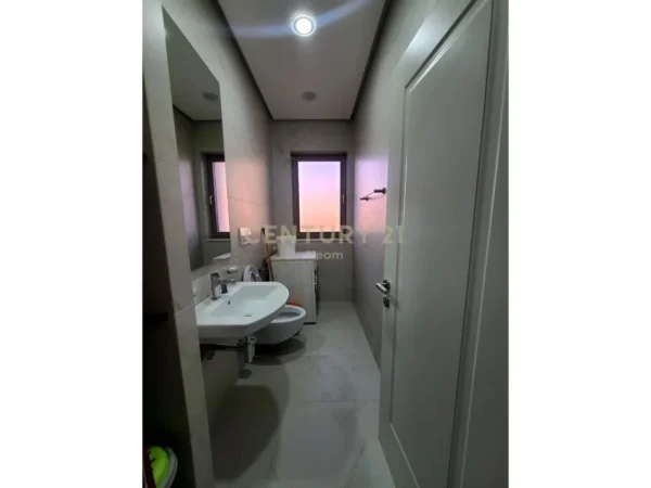 Tirane, jepet me qera apartament 3+1+Aneks+Ballkon Kati 2, 130 m² 900 € (TREGU ELEKTRIK)