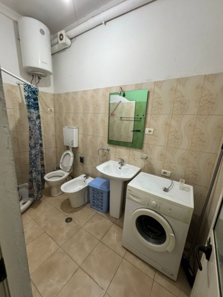 Tirane, jepet me qera apartament 1+1+Ballkon Kati 1, 70 m² 500 € (PAZARI I RI)
