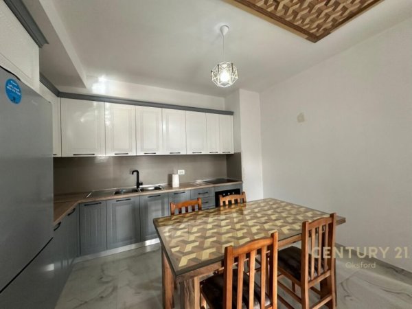 Tirane, jepet me qera apartament 2+1+Aneks+Ballkon Kati 6, 102 m² 600 € (Porcelan)