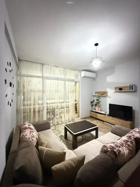 Tirane, jepet me qera apartament 1+1+Ballkon Kati 5, 65 m² 450 € (astir)