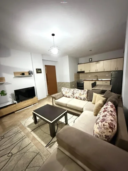 Tirane, jepet me qera apartament 1+1+Ballkon Kati 5, 65 m² 450 € (astir)