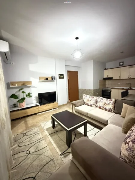 Tirane, jepet me qera apartament 1+1+Ballkon Kati 5, 65 m² 450 € (astir)