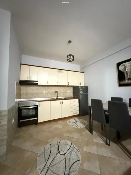 Tirane, jepet me qera apartament 1+1+Ballkon Kati 5, 65 m² 450 € (astir)