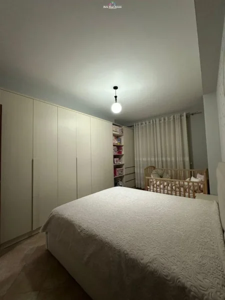 Tirane, jepet me qera apartament 1+1+Ballkon Kati 5, 65 m² 450 € (astir)