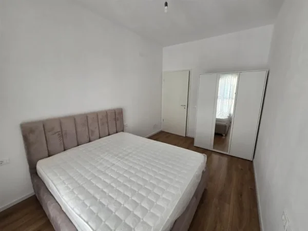 Tirane, jepet me qera apartament 1+1+Ballkon Kati 5, 75 m² 400 € (Ali Demi)