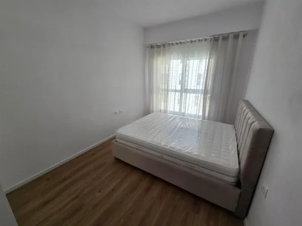 Tirane, jepet me qera apartament 1+1+Ballkon Kati 5, 75 m² 400 € (Ali Demi)