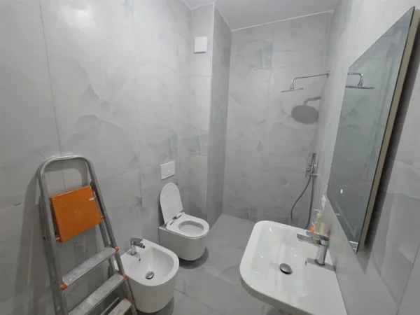 Tirane, jepet me qera apartament 1+1+Ballkon Kati 5, 75 m² 400 € (Ali Demi)