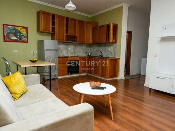 Tirane, jepet me qera apartament 1+1+Aneks+Ballkon Kati 5, 65 m² 650 € (Blv. Zogu i Pare)