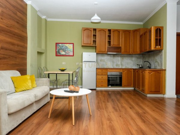 Tirane, jepet me qera apartament 1+1+Aneks+Ballkon Kati 5, 65 m² 650 € (Blv. Zogu i Pare)