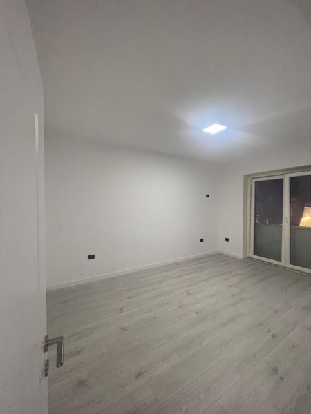 Tirane, jepet me qera zyre Kati 3, 105 m² 1.300 € (myslym shyri)