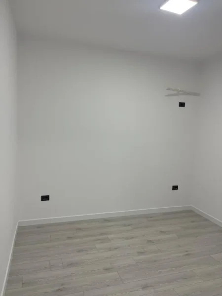 Tirane, jepet me qera zyre Kati 3, 105 m² 1.300 € (myslym shyri)