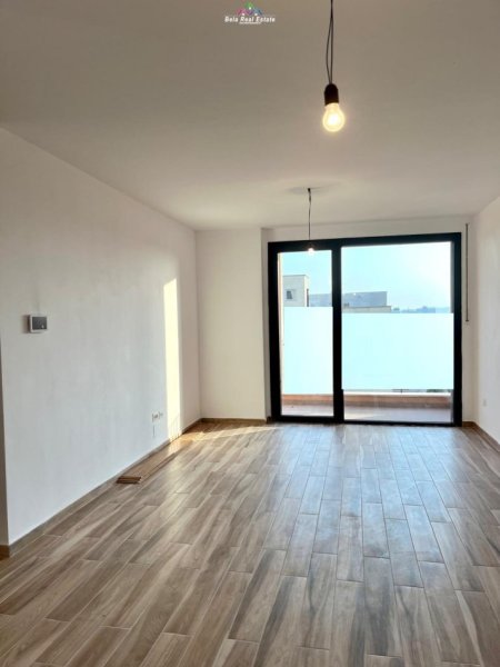 Tirane, jepet me qera zyre Kati 5, 110 m² 750 € (qsut)