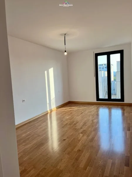 Tirane, jepet me qera zyre Kati 5, 110 m² 750 € (qsut)