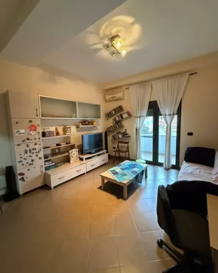 Tirane, jepet me qera apartament 1+1+Ballkon Kati 2, 80 m² 400 € (Rr. Mihal Grameno mbi tregun elektrik)