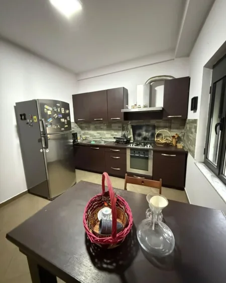 Tirane, jepet me qera apartament 1+1+Ballkon Kati 2, 80 m² 400 € (Rr. Mihal Grameno mbi tregun elektrik)