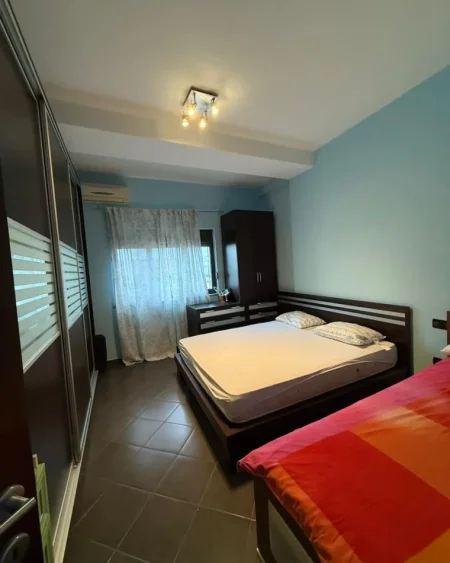 Tirane, jepet me qera apartament 1+1+Ballkon Kati 2, 80 m² 400 € (Rr. Mihal Grameno mbi tregun elektrik)