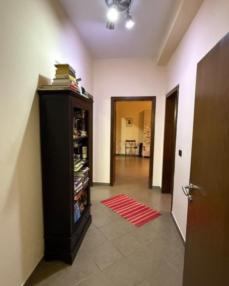 Tirane, jepet me qera apartament 1+1+Ballkon Kati 2, 80 m² 400 € (Rr. Mihal Grameno mbi tregun elektrik)