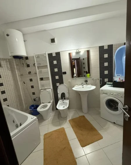 Tirane, jepet me qera apartament 1+1+Ballkon Kati 2, 80 m² 400 € (Rr. Mihal Grameno mbi tregun elektrik)