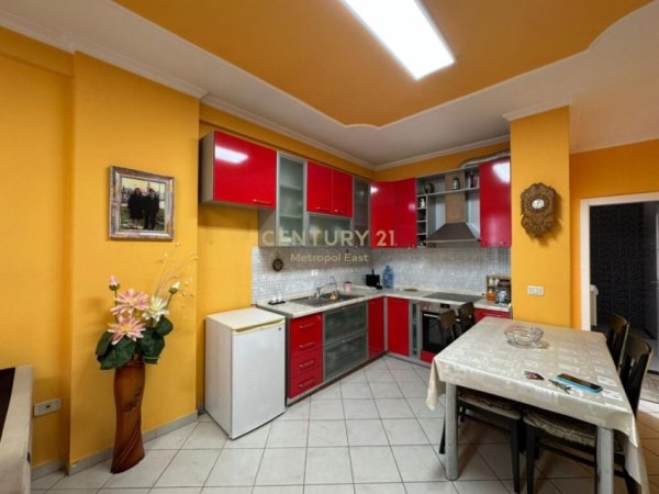 Tirane, jepet me qera apartament 2+1+Aneks+Ballkon Kati 3, 100 m² 750 € (Qender)