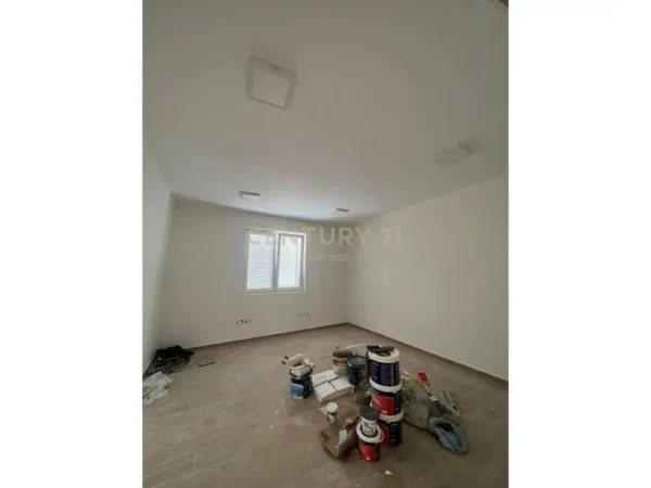 Tirane, jepet me qera ambjent biznesi Kati 2, 153 m² 13.000 € (RRUGA BARDHYL)