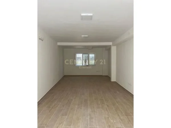 Tirane, jepet me qera ambjent biznesi Kati 2, 153 m² 13.000 € (RRUGA BARDHYL)