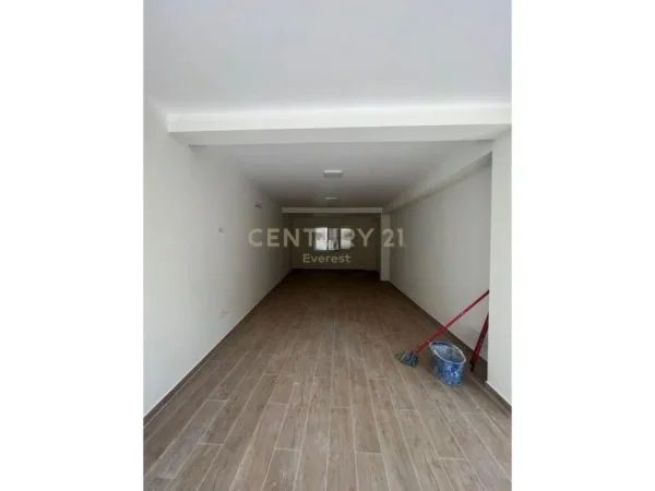 Tirane, jepet me qera ambjent biznesi Kati 2, 153 m² 13.000 € (RRUGA BARDHYL)