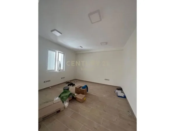 Tirane, jepet me qera ambjent biznesi Kati 2, 153 m² 13.000 € (RRUGA BARDHYL)