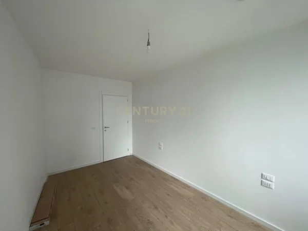 Tirane, jepet me qera zyre Kati 1, 89 m² 1.350 € (Lake View)