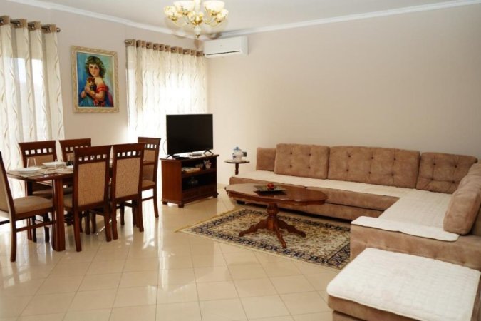 Tirane, jepet me qera apartament 2+1 Kati 5, 120 m² 780 € (Selvia)