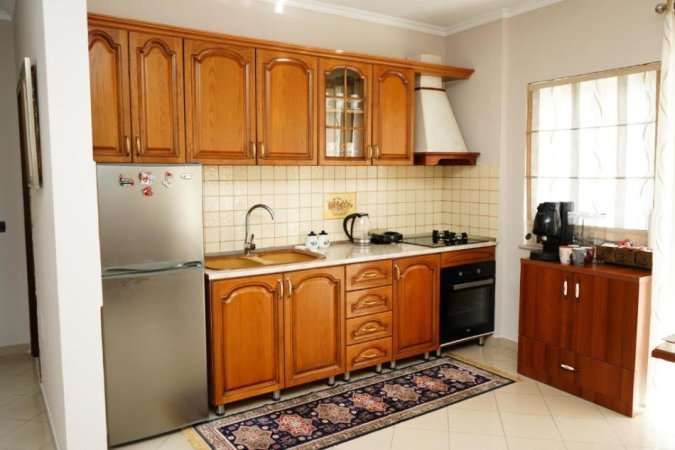 Tirane, jepet me qera apartament 2+1 Kati 5, 120 m² 780 € (Selvia)