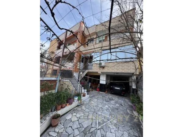 Tirane, shes Vile 3 Katshe Kati 3, 700 m² 500.000 € (Bulevardi i Ri)