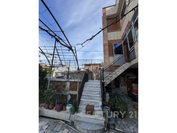 Tirane, shes Vile 3 Katshe Kati 3, 700 m² 500.000 € (Bulevardi i Ri)